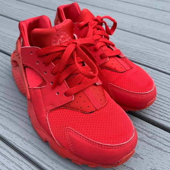 youth red nike shoes